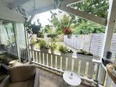 Blick von der überdachten Terrasse in den Garten - 
