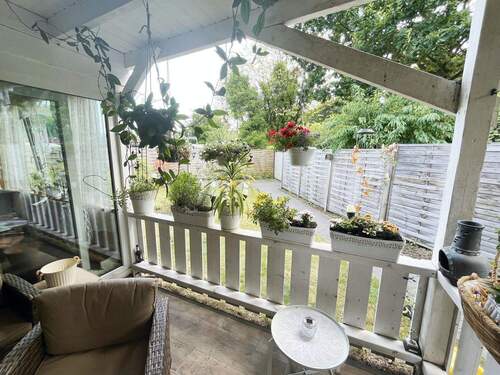Blick von der überdachten Terrasse in den Garten - 