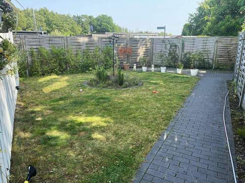 Eingangsbereich mit Rasenfläche - 
