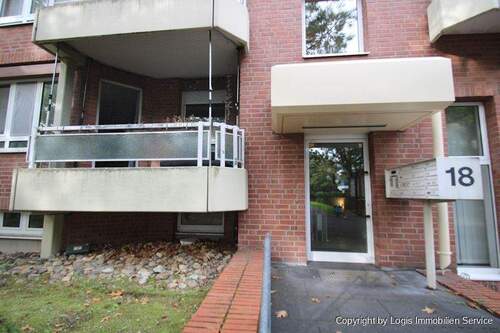 Hauseingang mit Wohnungsbalkon - 2 Zimmer Etagenwohnung zur Miete in Bonn