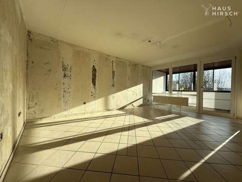 Wohnzimmer - Großzügige 4 Zimmerwohnung in Neckarweihingen, teilrenoviert, Bad neu