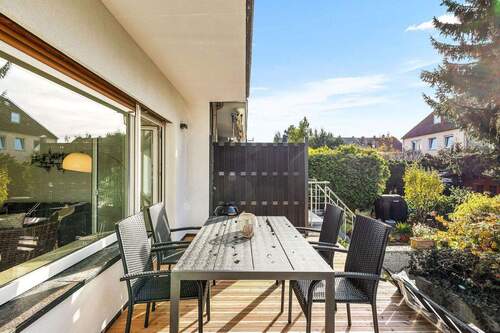 Blick auf die Sonnenterrasse - 5 Zimmer Reihenendhaus in Nürnberg