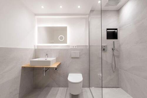 Bad - Erstbezug nach Sanierung - 3-Zimmer-Wohnung mit Balkon & Fahrstuhl in Düsseldorf-Pempelfort