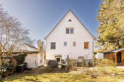 Rückseite Haus vom Nachbargarten - Doppelhaushälfte mit 72,00 m&sup2; in Berlin zum Kaufen