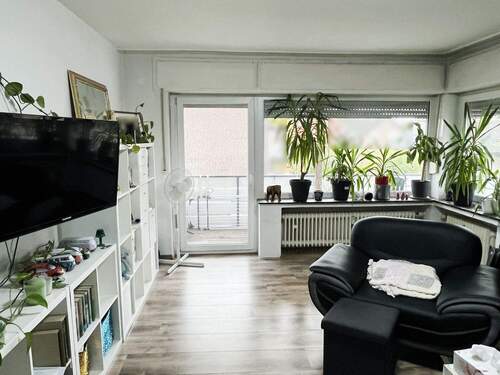 mit großen Fenstern und Zugang zum Balkon - 