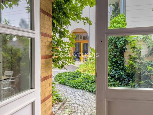 Blick in den Hof - Büro mit 265,00 m² in Berlin zum Kaufen