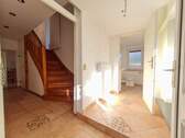 Zugang Flur/Treppe & Gäste-WC - Doppelhaushälfte mit 100,00 m&sup2; in Magdeburg zum Kaufen