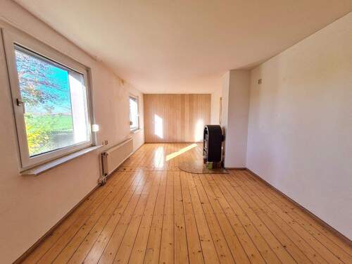 großes helles Wohnzimmer - 