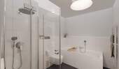 Modern gefliestes Badezimmer mit bodengleicher Dusche und Badewanne - 