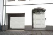 Tor-Einfahrt und Haustür MFH - 1 Zimmer Mehrfamilienhaus, Wohnhaus in Kamenz