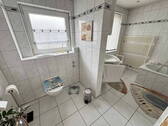 1- OG rechts Badezimmer - 