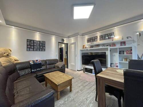 Wohnzimmer - 5 Zimmer Mehrfamilienhaus, Wohnhaus in Norderstedt