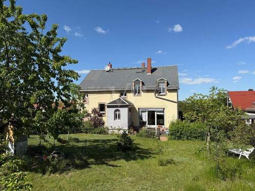 Blick vom hinteren Bereich des Grundstückes auf das Haus - Mehrfamilienhaus, Wohnhaus mit 180,00 m&sup2; in Radebeul zum Kaufen