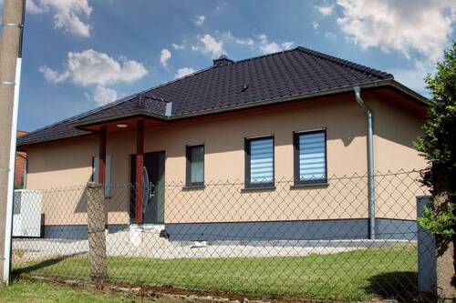 Ansicht Bungalow - EIN GRUNDSTÜCK, VIELE MÖGLICHKEITEN Moderner Bungalow und viel Platz zum Verwirklichen