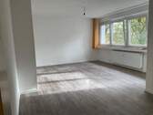 Wohnzimmer mit Fenstern, weiß gestrichen.jpg - 