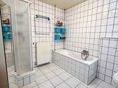 Badezimmer mit Wanne und Dusche - 