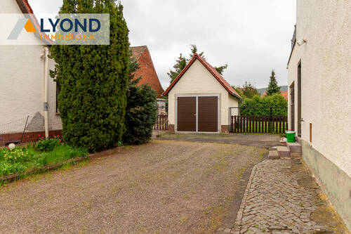 Zufahrt mit Garage - 4 Zimmer Doppelhaushälfte in Tilleda