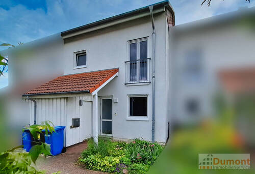 Vorderansicht vom Haus - Familienfreundliches Reihenhaus mit hellen Räumen und gemütlichem Garten in MerseburgFreiimfelde.