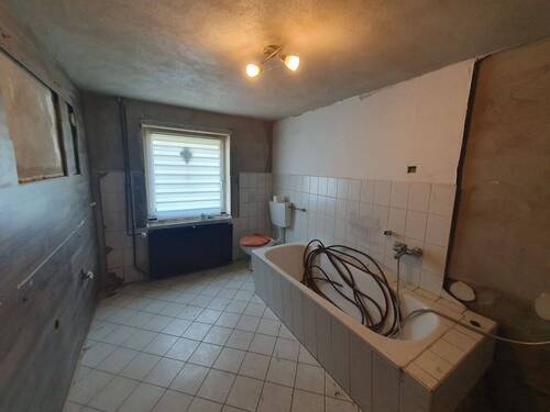 Bad mit Wanne und Dusche 2.WE - 