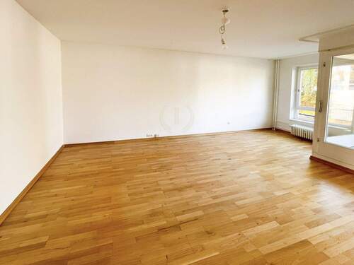 Wohnzimmer mit Balkon - 2 Zimmer Etagenwohnung zum Kaufen in Berlin