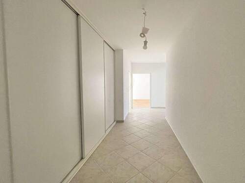 Eingangsbereich mit Einbauschrank - 2 Zimmer Etagenwohnung in Berlin