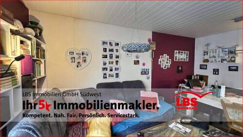 Wohnzimmer - 4 Zimmer Etagenwohnung in Pforzheim