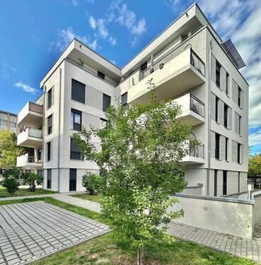 Haus-Rückansicht - Neuwertige 3-Zimmer-Wohnung mit Balkon und TG-Stellplatz in beliebter Wohnlage