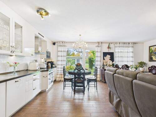 Offener Küchen/Wohn/Essbereich mit Blick in den Garten - Charmante Erbpacht-Terrassenwohnung in beliebter Wohngegend