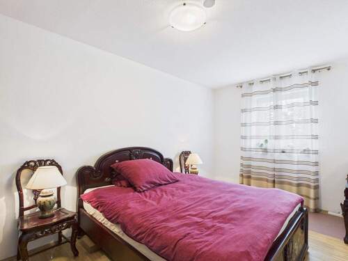 Helles Schlafzimmer mit genügend Stellfläche - 