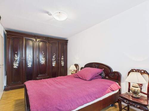 Schlafzimmer mit Platz für großen Kleiderschrank - 