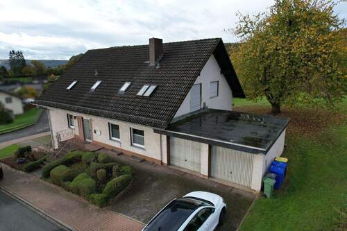 Hausansicht - Mehrfamilienhaus mit Doppelgarage in Beverungen-Blankenau