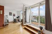 Wohnzimmer mit Zugang zur Terrasse - Attraktive, vermietete Dachgeschosswohnung mit großem Balkon