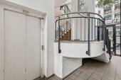 Treppenhaus mit Aufzug - 