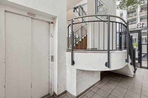 Treppenhaus mit Aufzug - 