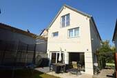 Hausansicht Hinterseite mit Gartenbereich - 6 Zimmer Einfamilienhaus zum Kaufen in Budenheim