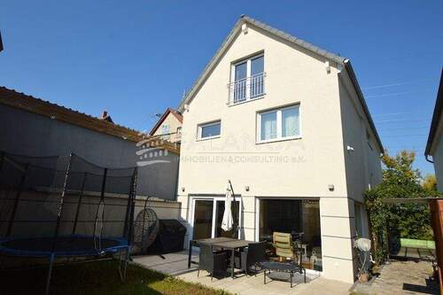 Hausansicht Hinterseite mit Gartenbereich - 6 Zimmer Einfamilienhaus zum Kaufen in Budenheim