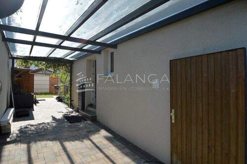 Überdachter Hofeingang mit Zugang zum Garten - Einfamilienhaus mit 170,00 m² in Budenheim zum Kaufen