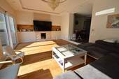 Lichtdurchflutetes Wohnzimmer - 