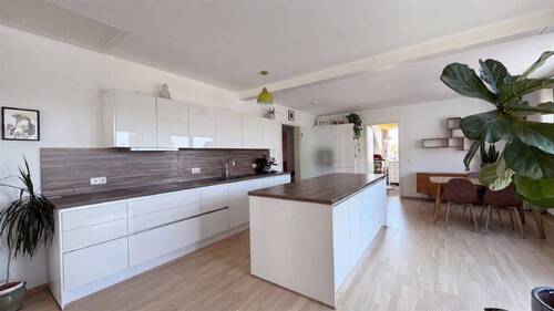 ... die Küche mit Eßplatz - 4 Zimmer Etagenwohnung in Tübingen