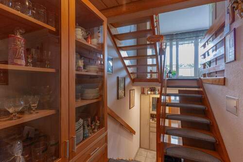 Lichtdurchflutet, Treppe ins 2,5 OG - FBC - Lichtdurchflutete 4-Zimmer-DG-Maisonette-Wohnung mit Dachterrasse, Balkon + TG-Stellplatz