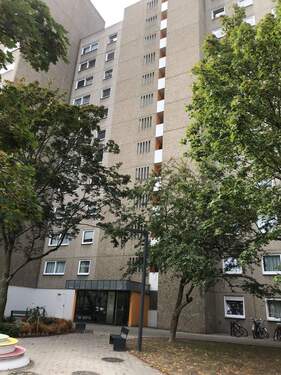 Ansicht Wohnhaus mit Eingang und Vorplatz - Geräumige 2-Zimmer-Wohnung in Darmstadt-Kranichstein