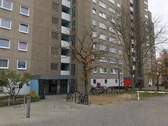 Ansicht komplette Wohnanlage mit Vorplatz - 2 Zimmer Etagenwohnung zur Miete in Darmstadt