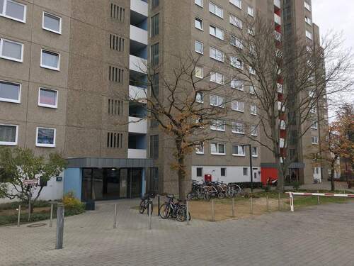 Ansicht komplette Wohnanlage mit Vorplatz - 2 Zimmer Etagenwohnung zur Miete in Darmstadt