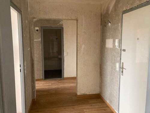 Flur mit tapezierbereiten Wänden, brauner Vinyl-Designboden - 2 Zimmer Etagenwohnung in Darmstadt