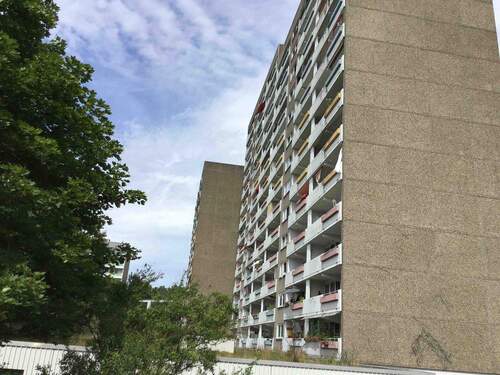 Rückansicht der Wohnhäuser mit Balkonen - Etagenwohnung mit 60,80 m² in Darmstadt zur Miete