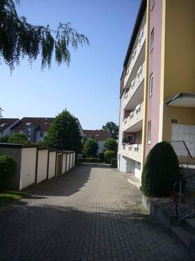 Blick auf den Hof - 3 Zimmer Etagenwohnung in Baunatal