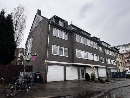 Hausansicht - Charmante 3-Zimmer-Wohnung mit Balkon und Garage in Düsseldorf