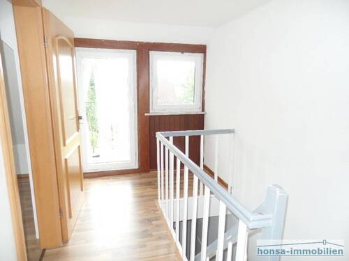 Flur mit Zugang zum Balkon vom Einfamilienhaus - 