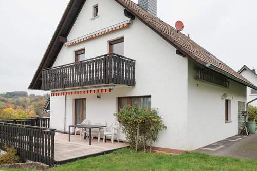 Blick vom Garten auf das Gebäude - Mehrfamilienhaus, Wohnhaus mit 132,00 m² in Engelskirchen zum Kaufen