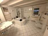 Badezimmer mit Wanne und Dusche EG - 